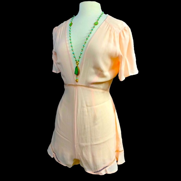 💰SOLD💰Astr Short Sleeve Blush Romper w/ Plunging Neckline - Picture 1 of 8